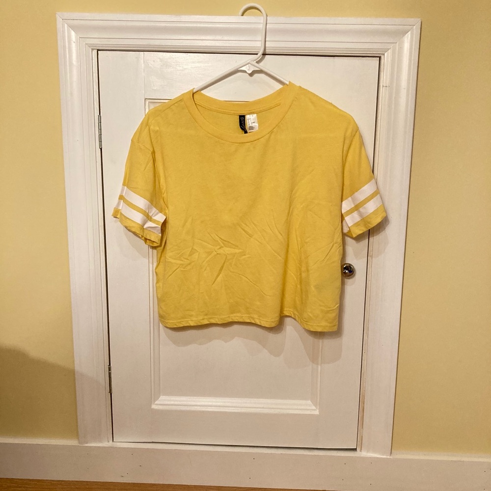 H&M yellow tee shirt